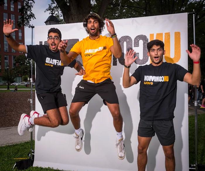 三个欧洲杯竞猜买球的学生在空中跳跃